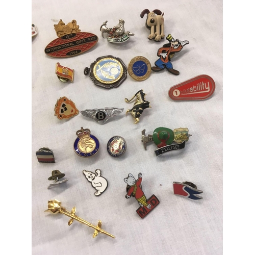 912 - BAG OF MISC PIN & LAPEL LABELS & A BAG OF BROOCHES