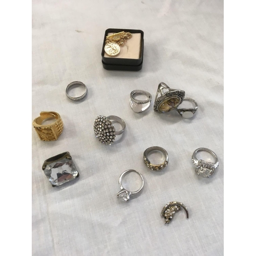 914 - 2 SMALL TUBS WITH RINGS, CUFF LINKS & EARRINGS