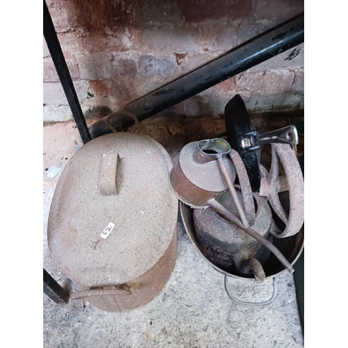 92 - QTY OF VINTAGE CAST IRON & METAL UTENSILS & 2 WHITE ENAMEL BILLIE CANS & A FRUIT PRESS