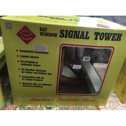 924 - ARISTO CRAFT TRAINS BAY WINDOW SIGNAL TOWER IN BOX