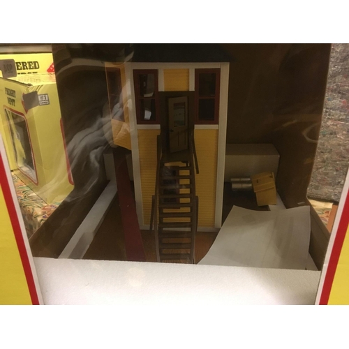 924 - ARISTO CRAFT TRAINS BAY WINDOW SIGNAL TOWER IN BOX