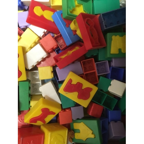 947 - CARTON OF BUILDING BLOCKS & BRICKS