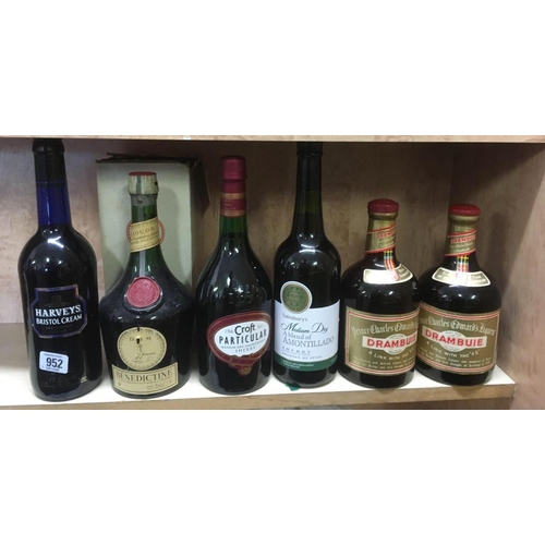 952 - 2 BOTTLES OF DRAMBUIE, 3 BOTTLES OF MISC SHERRY & A BOTTLE OF BENEDICTINE