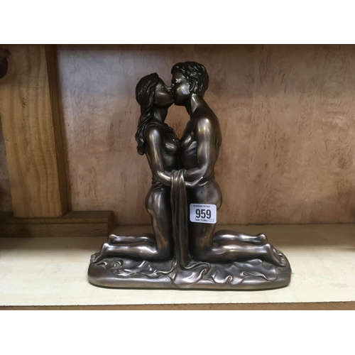 959 - 2 BRONZED KISSING COUPLE FIGURE