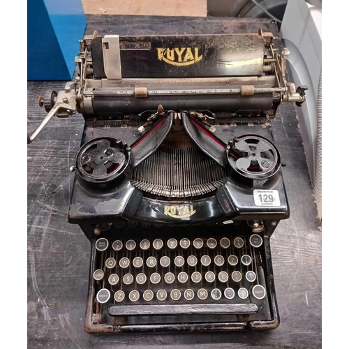 129 - VINTAGE ROYAL DESK TOP TYPEWRITER