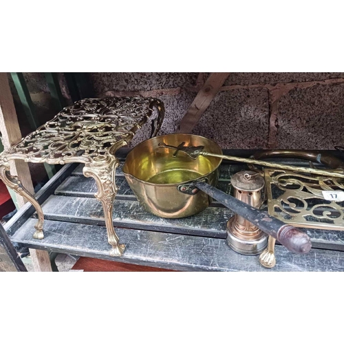 17 - QTY OF BRASS ITEMS INCL; TRIVETS, TRAYS, BRASS SAUCEPAN & A CREAM SKIMMER