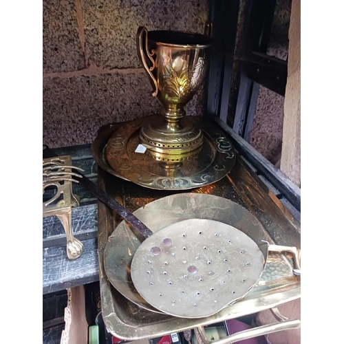 17 - QTY OF BRASS ITEMS INCL; TRIVETS, TRAYS, BRASS SAUCEPAN & A CREAM SKIMMER