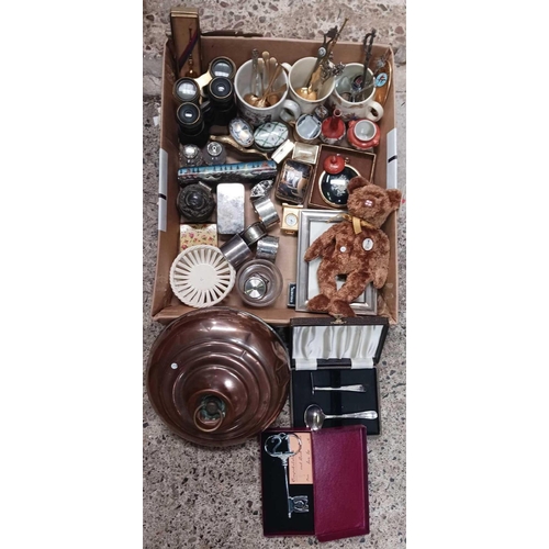 18 - CARTON WITH COPPER BED WARMER, SOUVENIR SPOONS, COMMEMORATIVE MUGS, OLD BINOCULARS, TRINKET BOXED & ... 