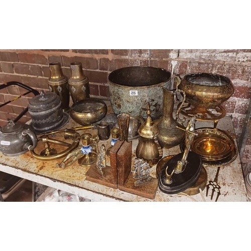 215 - SHELF WITH QTY OF BRASS & PEWTER WARE INCL; AN ENGRAVED BRASS WASTE PAPER BASKET, TRIVET, SMALL TRAY... 