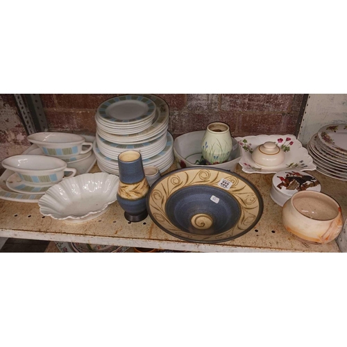 222 - QTY OF VINTAGE 1960'S/70'S JAJ PYREX PLATES, GRAVY BOATS, STUDIO POTTERY & OTHER CHINA