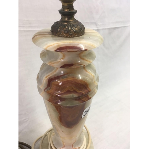 390 - BRASS PILLAR TABLE LAMP & AN ONYX TABLE LAMP