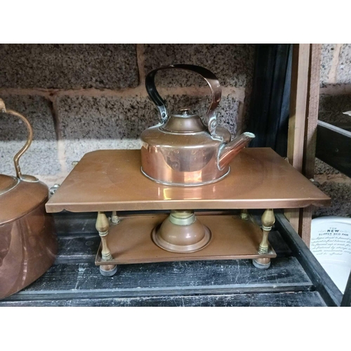 41 - SHELF WITH 3 COPPER KETTLES & A COPPER WARMING STAND WITH BURNER & KETTLE