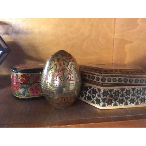 444 - QTY OF ORNAMENTAL EGGS & LACQUERED JEWELLERY BOXES