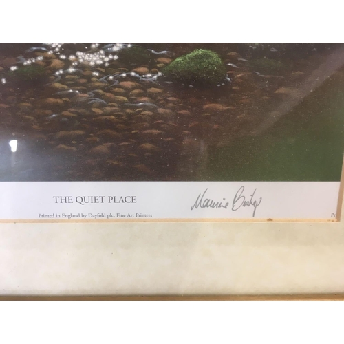 495 - F/G PRINT OF THE QUIET PLACE & A FRAMED BRASS EFFECT RUBBING OF FLOWERS