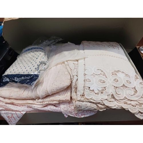 86 - BOX WITH A VINTAGE LACE & LINEN, A JUMPER & A SAUSAGE CUSHION