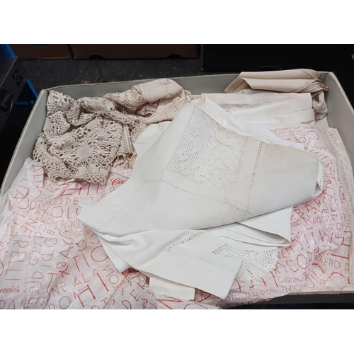 86 - BOX WITH A VINTAGE LACE & LINEN, A JUMPER & A SAUSAGE CUSHION