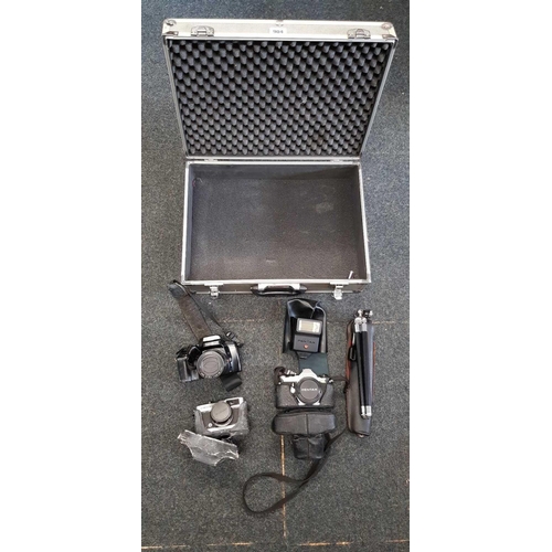 904 - ALUMINIUM CAMERA CASE WITH CAMERA TRIPOD, PENTAX ME SUPER, MINOLTA, OLYMPUS TRIP 35 & A FLASH UNIT