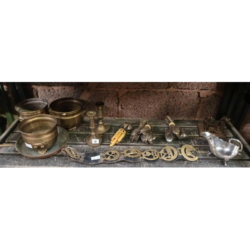 18 - SHELF OF MISC BRASS WARE, HORSE BRASSES & CUTLERY