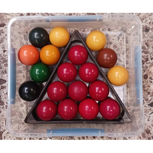 9 - BOX WITH 19 VINTAGE SNOOKER / POOL BALLS & TRIANGLE