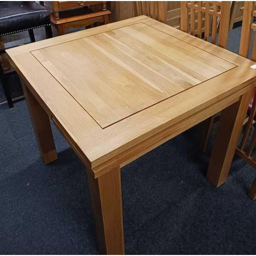 270 - MODERN EXTENDING DINING TABLE WITH 4 MATCHING CHAIRS