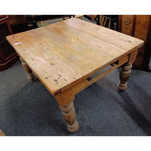 305 - PINE KITCHEN TABLE (MISSING DRAWERS)