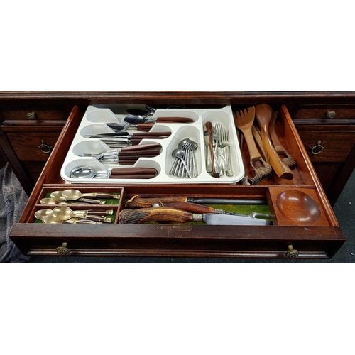 350 - AN AMERICAN MAHOGANY CHEST OF DRAWERS ON LEGS COMPLETE WITH SOME CUTLERY