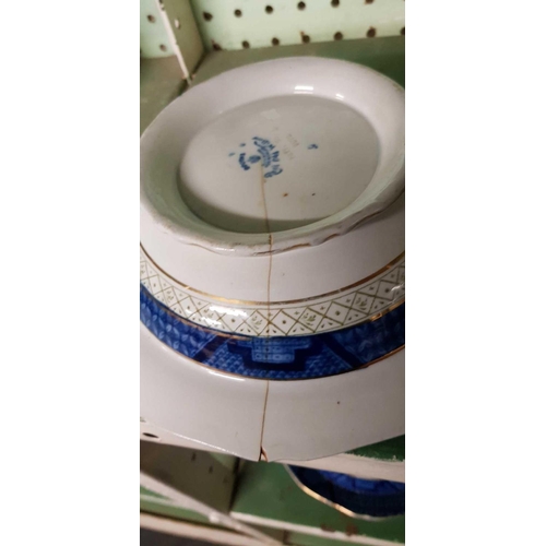 391 - 4 SHELVES OF BLUE & WHITE CHINAWARE