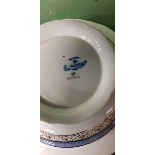 391 - 4 SHELVES OF BLUE & WHITE CHINAWARE