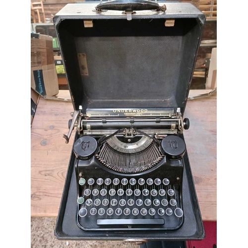 67 - VINTAGE PORTABLE UNDERWOOD UNIVERSAL TYPEWRITER