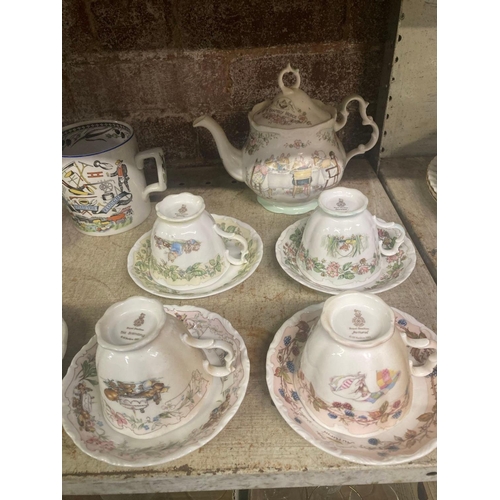 199 - SHELF WITH MISC PORTMEIRION DISHES & A QTY OF ROYAL DOULTON CUPS & SAUCERS FROM THE BRAMLEY HEDGE GI... 