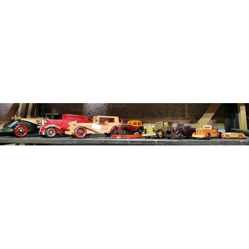 38 - SHELF WITH 8 DECORATIVE VINTAGE CARS & 2 METAL TIN TRAYS