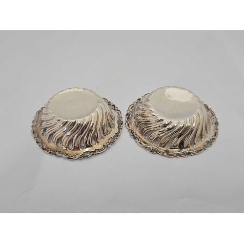 640 - A SMALL PAIR OF LATE VICTORIAN SALTS, B'HAM 1900 BY WD