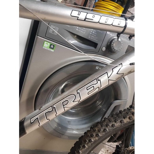 140 - TREK 4900 MOUNTAIN BIKE