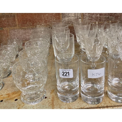 221 - SHELF OF VARIOUS CRYSTAL GLASS, WINE GLASSES, SHERRY GLASSES, WHISKY TUMBLERS ETC