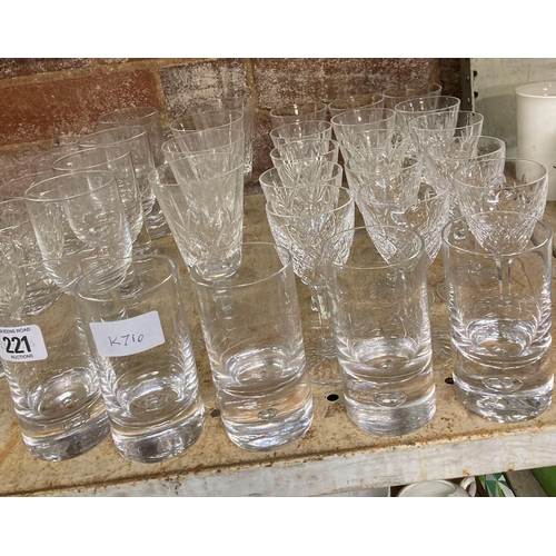 221 - SHELF OF VARIOUS CRYSTAL GLASS, WINE GLASSES, SHERRY GLASSES, WHISKY TUMBLERS ETC