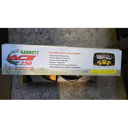42 - GARRETT ACE 250 HIGH PERFORMANCE METAL DETECTOR IN BOX