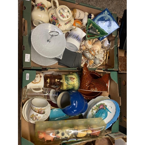 105 - 2 CARTONS OF DECORATIVE SHELLS, A CAKE STAND, TEA POT, JUGS, COMMEMORATIVE CUPS & SAUCERS, AN EGG CR... 