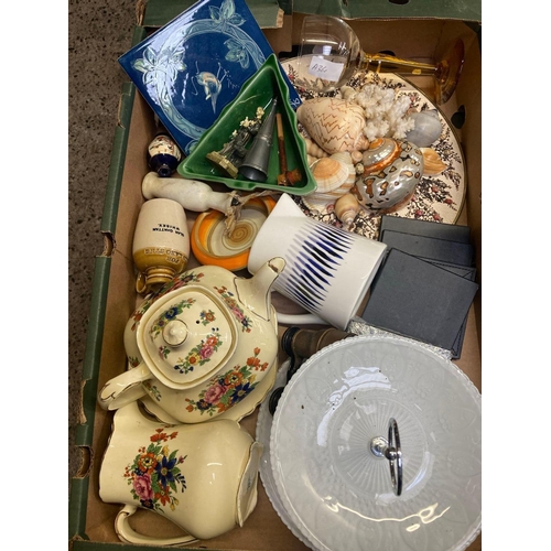 105 - 2 CARTONS OF DECORATIVE SHELLS, A CAKE STAND, TEA POT, JUGS, COMMEMORATIVE CUPS & SAUCERS, AN EGG CR... 
