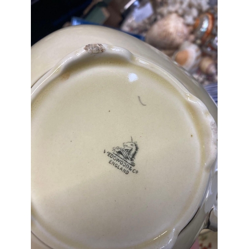 105 - 2 CARTONS OF DECORATIVE SHELLS, A CAKE STAND, TEA POT, JUGS, COMMEMORATIVE CUPS & SAUCERS, AN EGG CR... 