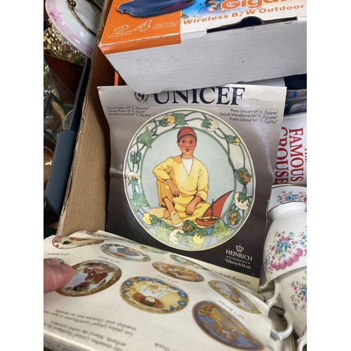 107 - 2 CARTONS OF MISC GLASSWARE, CANDLE HOLDERS, JUGS, BOWLS, CUPS & SAUCERS, A GIGA AIR WIRELESS OUTDOO... 