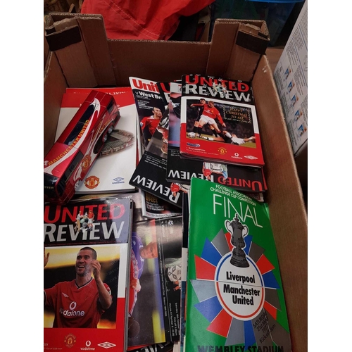 120 - CARTON OF MISC MANCHESTER UNITED FOOTBALL EPHEMERA & MANCHESTER UNITED TOURING TOY BUS