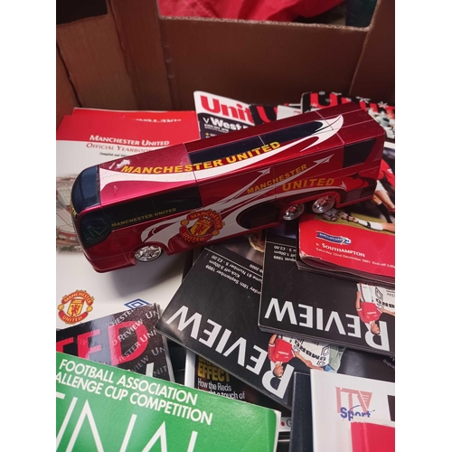120 - CARTON OF MISC MANCHESTER UNITED FOOTBALL EPHEMERA & MANCHESTER UNITED TOURING TOY BUS