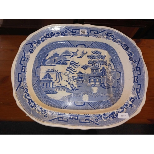 367 - PAIR OF BLUE & WHITE ORIENTAL MEAT PLATES, 1 PLATE A/F