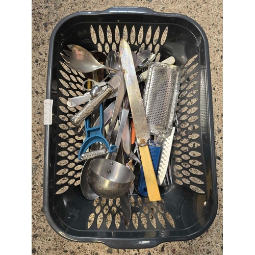 61 - PLASTIC CARTON OF MODERN STAINLESS STEEL & OTHER CUTLERY