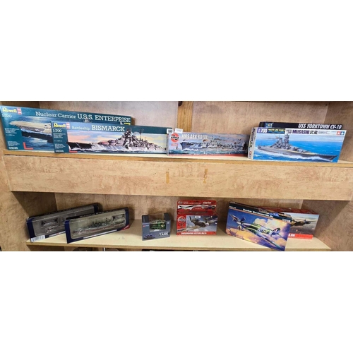 980 - 2 SHELVES OF REVELL AIR FIX & TAMIYA KITS ON SHIPS & AIRCRAFT PLUS 2 MODELS IN BOXES & AN AUTO DEMO ... 