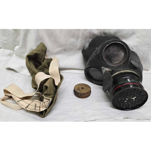 984 - VINTAGE WAR TIME GAS MASK