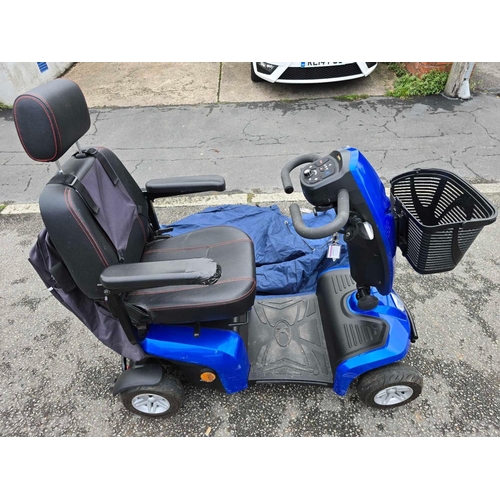 1 - A COMFY MOBILITY SCOOTER, RIGHT ARM REST DAMAGED, WITH CHARGER & COVER