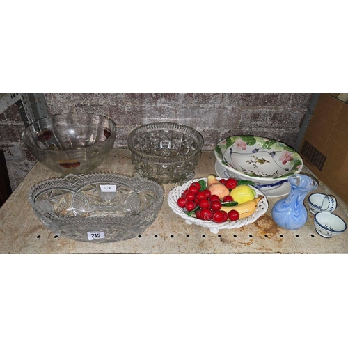 215 - SHELF WITH MISC GLASS BOWLS, STUDIO GLASS VASE, CERAMIC FRUIT DISH - WITH DAMAGE & OTHER CHINA