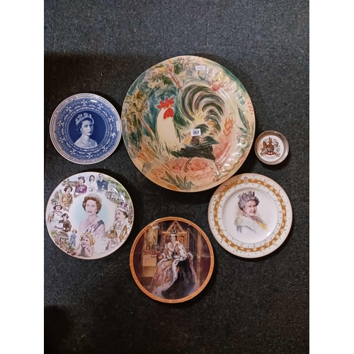 267 - SHELF OF DECORATIVE PLATES, 1 OF A COCKEREL & ROYAL COMMEMORATIVE PLATES