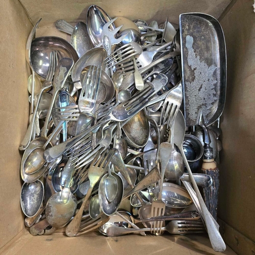 31 - CARTON OF MISC CUTLERY & A HORN HANDLED CRUMB TRAY